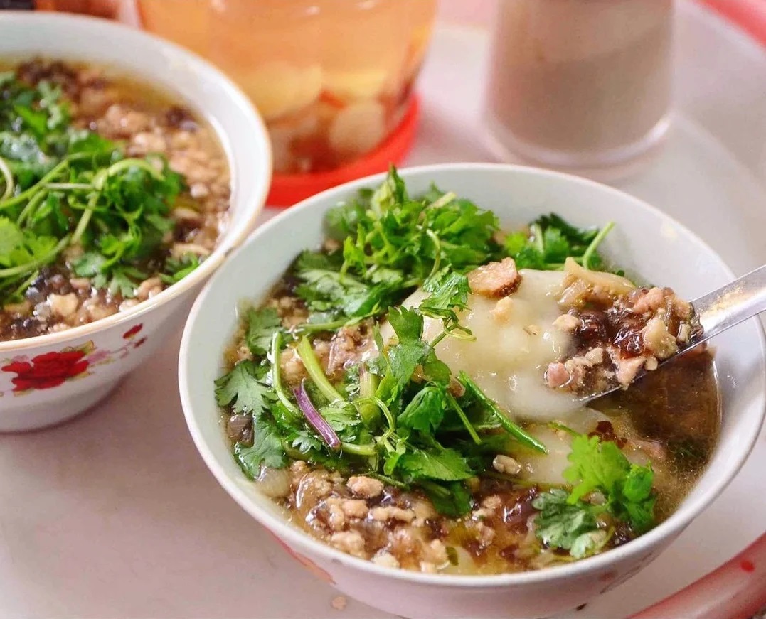 Ăn gì ở Hà Nội ngày mưa gió? Mách bạn những món ngon lề đường nóng hổi, tín đồ ăn cay không thể bỏ qua - 2