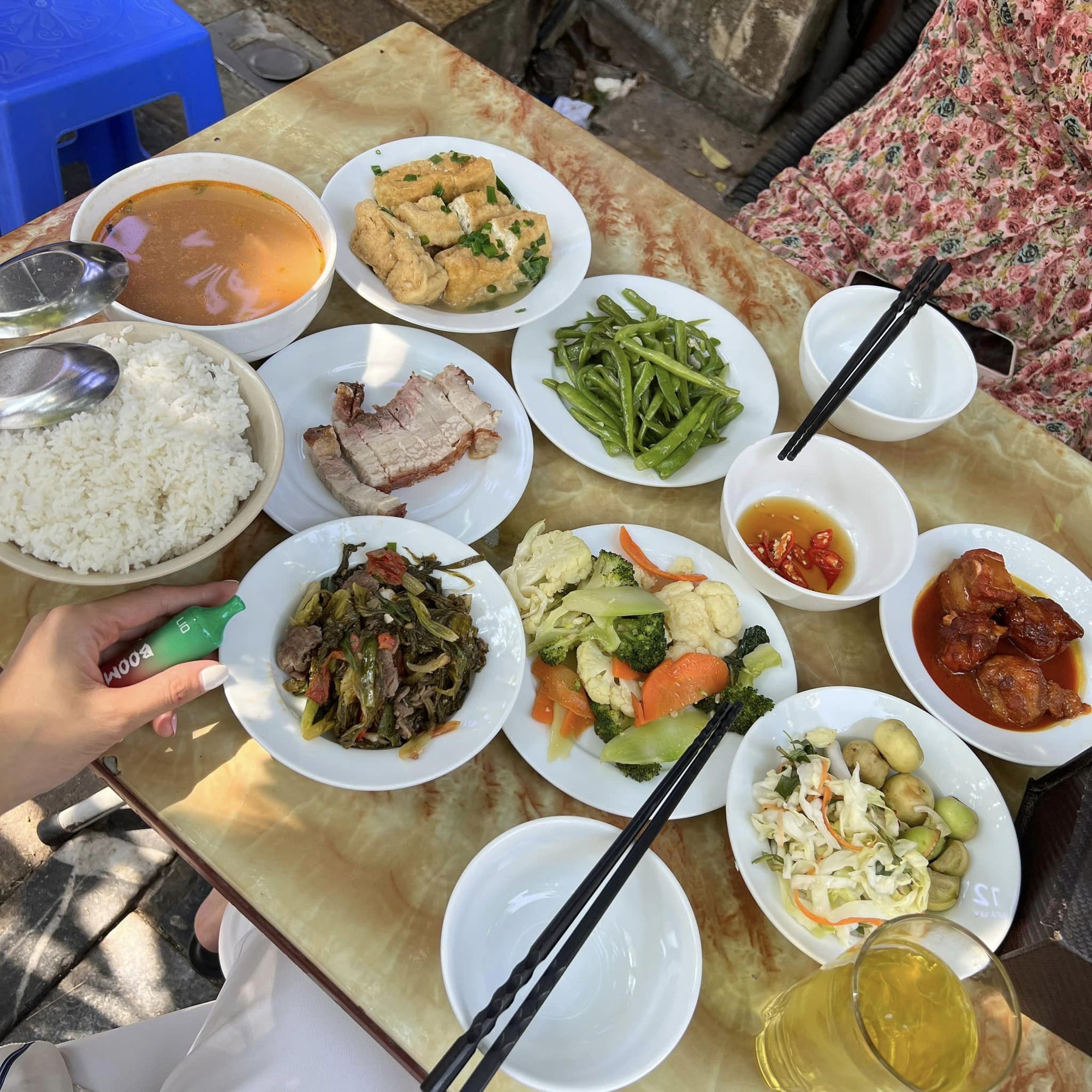 4 quán "cơm bụi" đắt nhất nhì Hà Nội, 200.000 đồng/suất mà đông nườm nượp, giữ khách nhờ nguyên tắc bất di bất dịch - 2