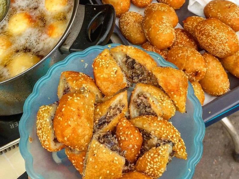 Ăn gì ở Hà Nội ngày mưa gió? Mách bạn những món ngon lề đường nóng hổi, tín đồ ăn cay không thể bỏ qua - 6