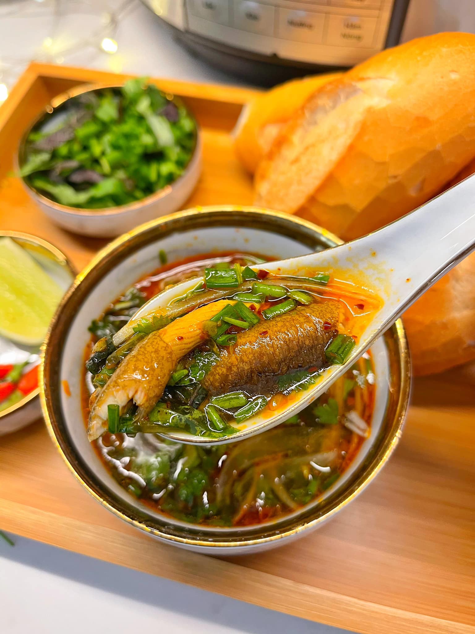 Phiên bản bánh mì chấm cháo lươn đậm đà xứ Nghệ, giá chỉ 25.000 đồng, phải biết cách thưởng thức mới ngon  - 2