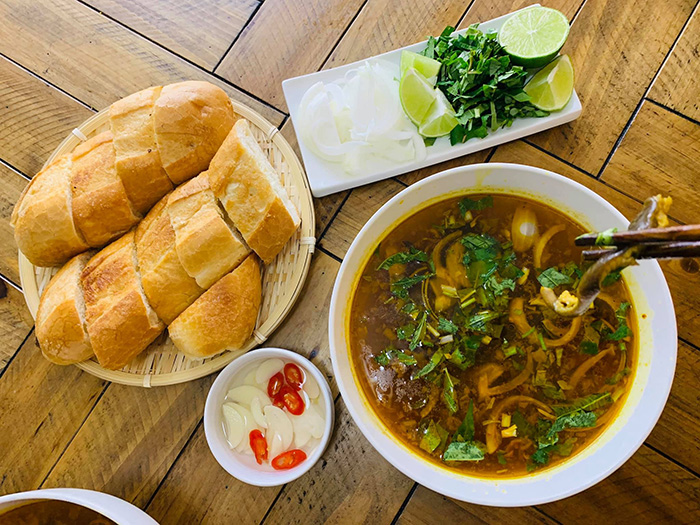Phiên bản bánh mì chấm cháo lươn đậm đà xứ Nghệ, giá chỉ 25.000 đồng, phải biết cách thưởng thức mới ngon  - 3