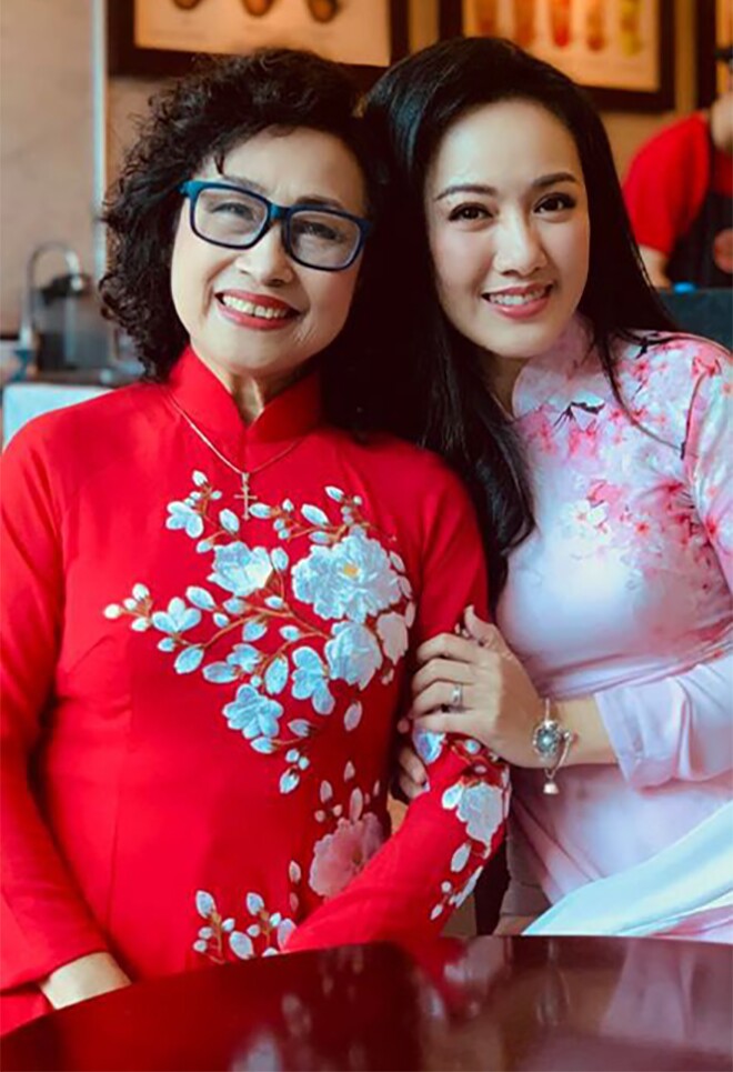 Cặp giọng đọc &#34;vàng&#34; của Thời sự 19h: Người là giảng viên trường Sĩ quan Tăng thiết giáp, người mỗi năm sang Đức thăm con chồng - 7