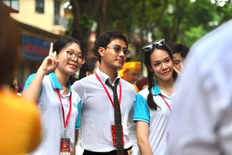2 nam thần VTV nổi bật tham gia nhiệm vụ A80: Người khoe &#34;con&#34; bụ bẫm, người được fan nữ vây quanh xin chụp hình - 6