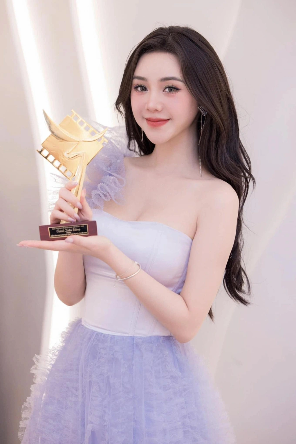 Cùng 30 tuổi: Hòa Minzy &#34;thời tới cản không nổi&#34; hậu chia tay thiếu gia, Quỳnh Kool bị nói &#34;mỗi hôm ở 1 nhà khác nhau&#34; - 8