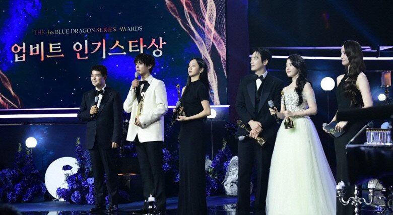 Giải Rồng Xanh 2025: Yoona vấp ngã &#34;đậm chất công chúa&#34;, 1 ngôi sao ngượng đỏ mặt vì nhận nhầm cúp - 8