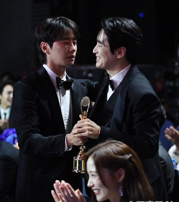 Giải Rồng Xanh 2025: Yoona vấp ngã &#34;đậm chất công chúa&#34;, 1 ngôi sao ngượng đỏ mặt vì nhận nhầm cúp - 6