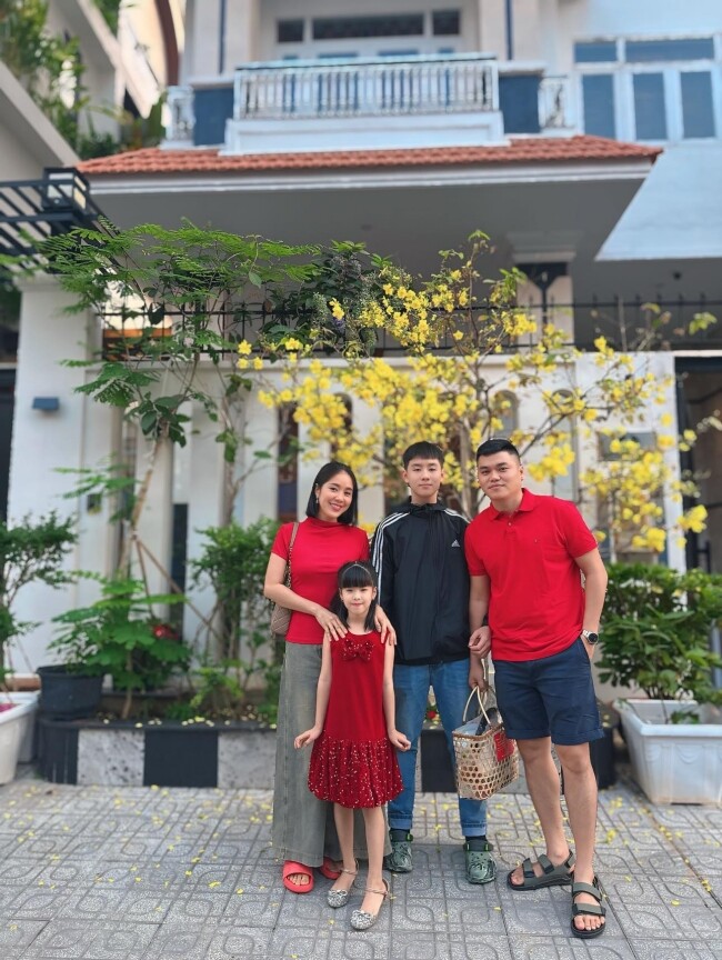 Lê Phương kể chuyện con trai 1m8 bám bố dượng, mẹ hỏi chuyện còn đáp: &#34;Con nói với ba được rồi!&#34; - 9
