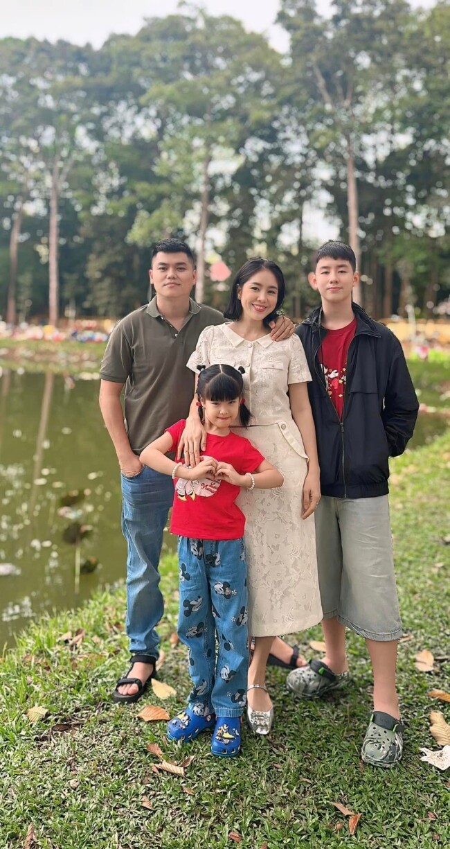 Lê Phương kể chuyện con trai 1m8 bám bố dượng, mẹ hỏi chuyện còn đáp: &#34;Con nói với ba được rồi!&#34; - 10