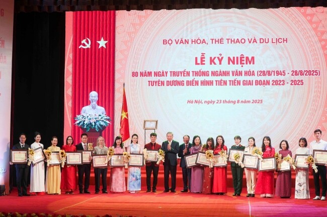 Lý Hải nhận bằng khen từ Bộ Văn hoá Thể thao và Du lịch, hạnh phúc khi được ghi nhận sau 35 năm làm nghề - 2