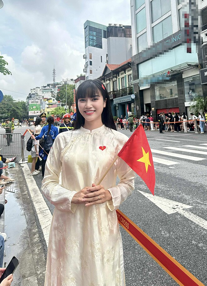 Người đẹp được khen xinh nhất nhì &#34;khối vỉa hè&#34; xem diễu binh: Lấy chồng cao 1m84, được bố mẹ chồng yêu chiều - 3