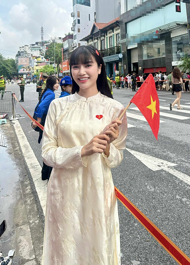 Người đẹp được khen xinh nhất nhì &#34;khối vỉa hè&#34; xem diễu binh: Lấy chồng cao 1m84, được bố mẹ chồng yêu chiều - 2