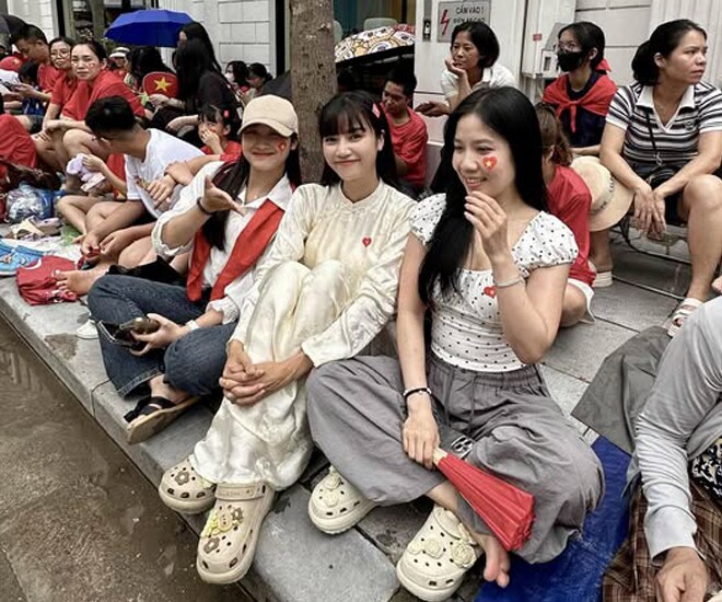 Người đẹp được khen xinh nhất nhì &#34;khối vỉa hè&#34; xem diễu binh: Lấy chồng cao 1m84, được bố mẹ chồng yêu chiều - 1