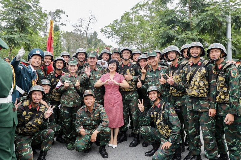 Nữ MC VTV &#34;lọt thỏm&#34; giữa dàn chiến sĩ tập luyện cho nhiệm vụ A80: Có con trai 2k5 nổi tiếng &#34;rần rần&#34; trên mạng - 2