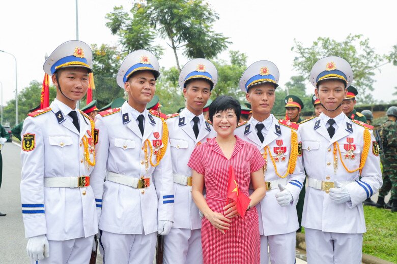 Nữ MC VTV &#34;lọt thỏm&#34; giữa dàn chiến sĩ tập luyện cho nhiệm vụ A80: Có con trai 2k5 nổi tiếng &#34;rần rần&#34; trên mạng - 3