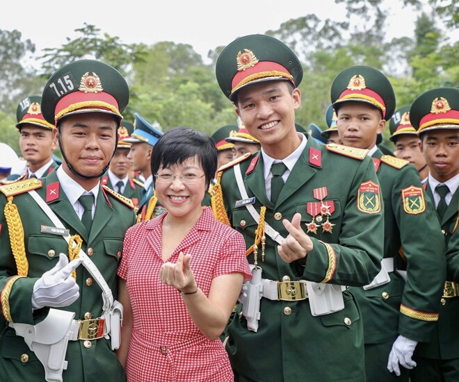 Nữ MC VTV &#34;lọt thỏm&#34; giữa dàn chiến sĩ tập luyện cho nhiệm vụ A80: Có con trai 2k5 nổi tiếng &#34;rần rần&#34; trên mạng - 1