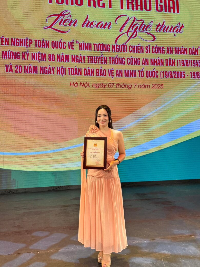 &#34;Vợ đại gia chân đất&#34; Quang Tèo: Sinh con sau 17 năm nghỉ đẻ, &#34;ra đường vừa đi vừa khóc&#34; - 2