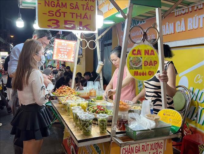 Giữa lòng Sài Gòn có khu chợ đặc biệt: Vừa là &#34;thiên đường ẩm thực&#34; của giới trẻ vừa bán một sản phẩm đặc biệt khác - 3