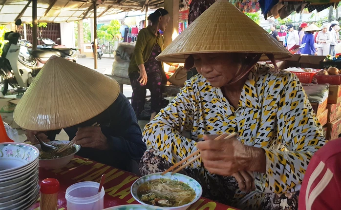 Giữa lòng Quảng Ngãi có khu chợ chỉ họp 2 tiếng/ngày là hết sạch hàng, món nào cũng đồng giá chỉ 5.000 đồng - 2
