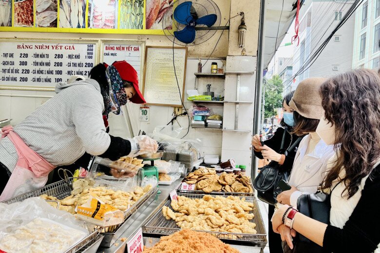 Khu chợ sầm uất bậc nhất Quảng Ninh: Bán hải sản ngon-bổ-rẻ lại còn là &#34;thiên đường ẩm thực&#34; ai cũng mê - 3
