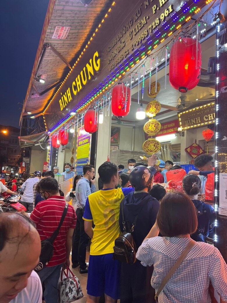 Đến hẹn lại lên, người dân Thủ đô xếp hàng cả tiếng để mua bánh Trung thu: Điểm danh 6 tiệm bánh &#34;hot&#34; nhất năm 2025 - 6