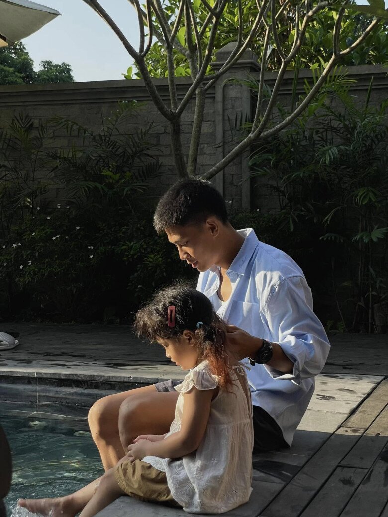 Chị Yến - vợ &#34;anh Tạ&#34; trong Mưa Đỏ: Tốt nghiệp ngành đạo diễn truyền hình, U30 vẫn trẻ trung như thiếu nữ 18 - 13