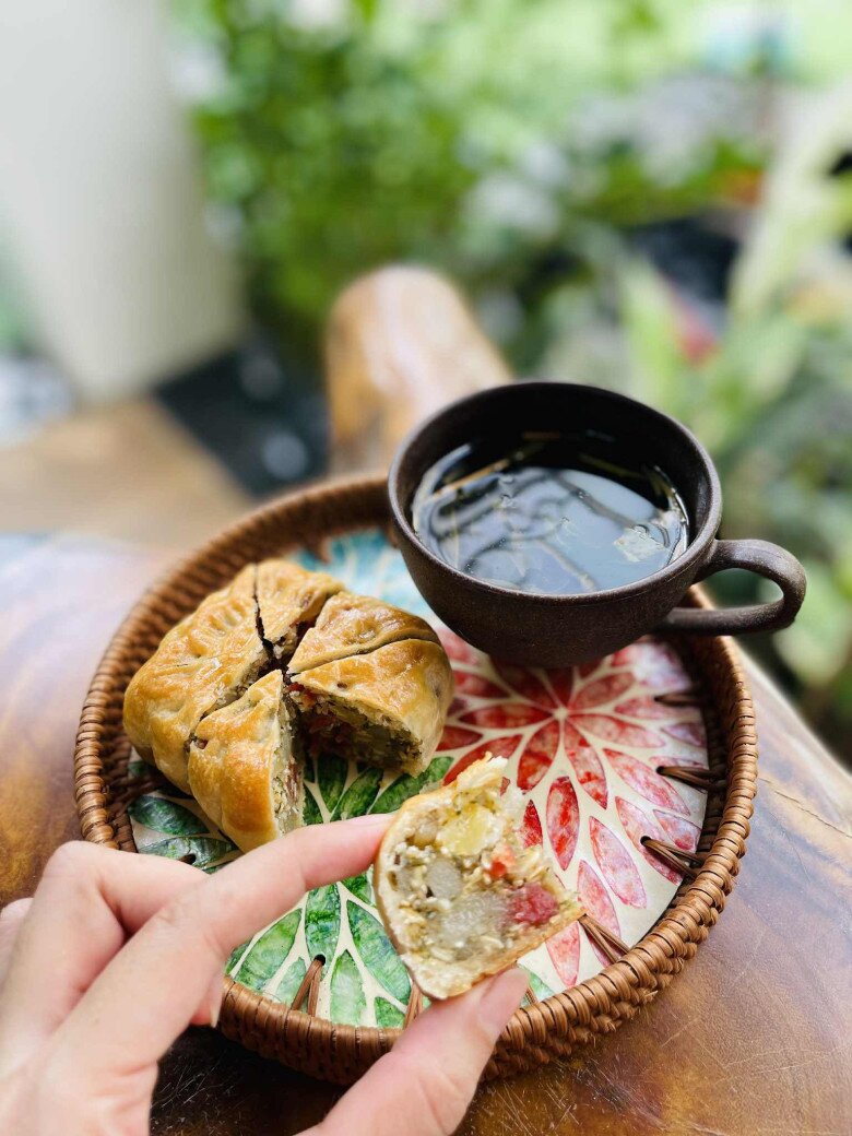 Đến hẹn lại lên, người dân Thủ đô xếp hàng cả tiếng để mua bánh Trung thu: Điểm danh 6 tiệm bánh &#34;hot&#34; nhất năm 2025 - 5