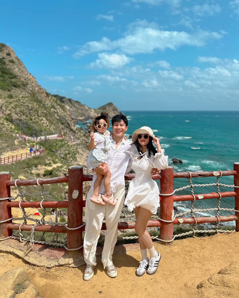 Chị Yến - vợ &#34;anh Tạ&#34; trong Mưa Đỏ: Tốt nghiệp ngành đạo diễn truyền hình, U30 vẫn trẻ trung như thiếu nữ 18 - 11