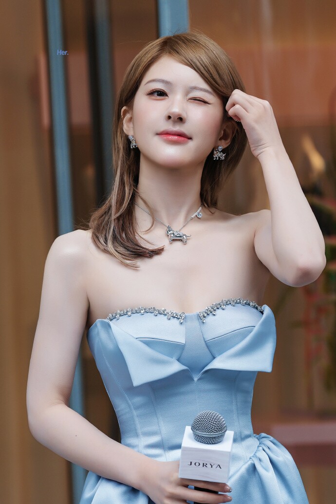 Triệu Lộ Tư tuyên bố giải nghệ vì bị công ty quản lý bóc lột, chi hơn 7 tỷ đồng bồi thường vẫn chưa yên - 4