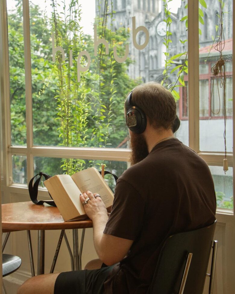 Mùa thu Hà Nội là phải ngắm Nhà thờ Lớn nhâm nhi xôi cốm: 4 quán cafe được giới trẻ "săn lùng" nhất nhờ "view cực phẩm" - 2