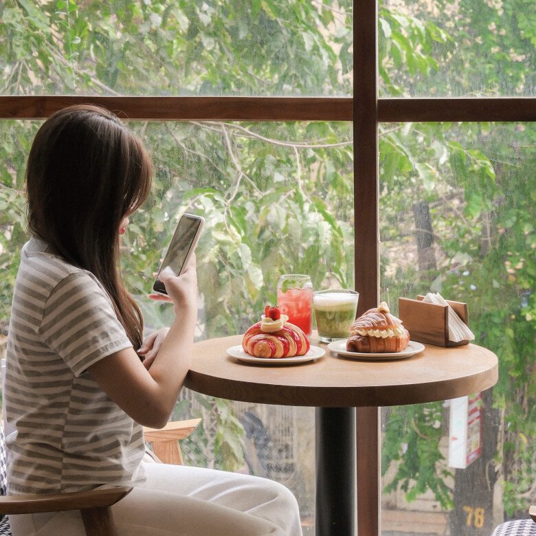 Mùa thu rồi đi ăn bánh uống trà thôi: Điểm danh 5 tiệm trà bánh &#34;hot&#34; nhất Hà Nội hiện nay, lúc nào cũng đông kín khách - 3