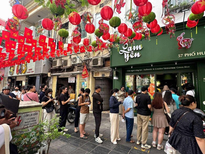 Đến hẹn lại lên, người dân Thủ đô xếp hàng cả tiếng để mua bánh Trung thu: Điểm danh 6 tiệm bánh &#34;hot&#34; nhất năm 2025 - 1
