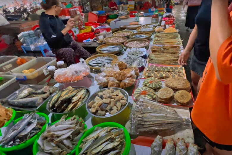 Giữa lòng Bình Định có khu chợ bán hải sản siêu rẻ, tồn tại gần 200 năm vẫn đông khách bậc nhất - 5