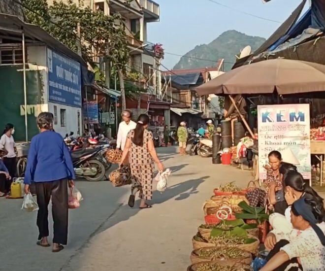 Ghé chợ phiên 5 ngày một lần ở Cao Bằng thưởng thức bánh trời, bánh khảo cực lạ không nơi nào có - 1