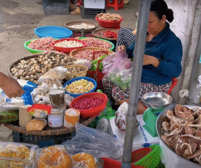 Giữa lòng Bình Định có khu chợ bán hải sản siêu rẻ, tồn tại gần 200 năm vẫn đông khách bậc nhất - 1