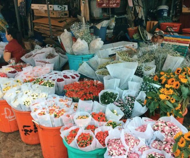 Giữa lòng Sài Gòn có khu chợ đặc biệt: Vừa là &#34;thiên đường ẩm thực&#34; của giới trẻ vừa bán một sản phẩm đặc biệt khác - 1
