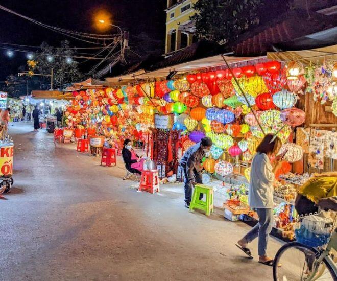 Khu chợ đêm là thiên đường ẩm thực giữa lòng Hội An, khách đến là mê mẩn không muốn về - 1