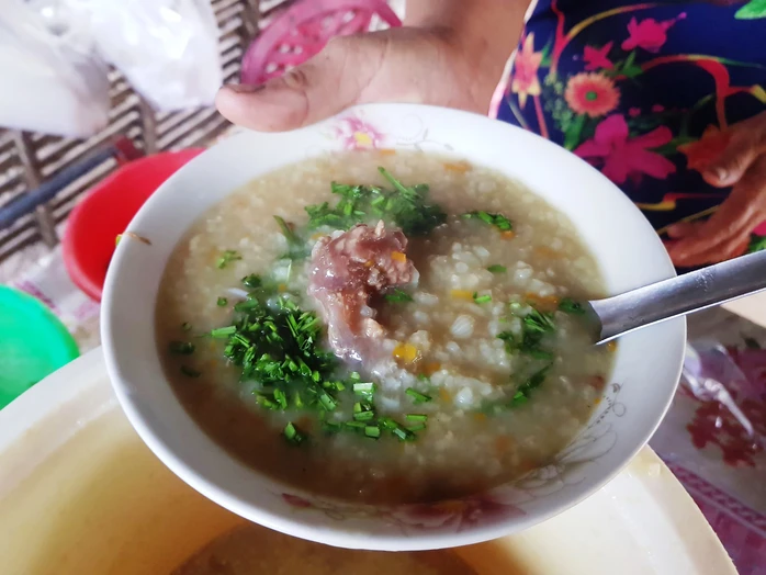 Giữa lòng Quảng Ngãi có khu chợ chỉ họp 2 tiếng/ngày là hết sạch hàng, món nào cũng đồng giá chỉ 5.000 đồng - 4
