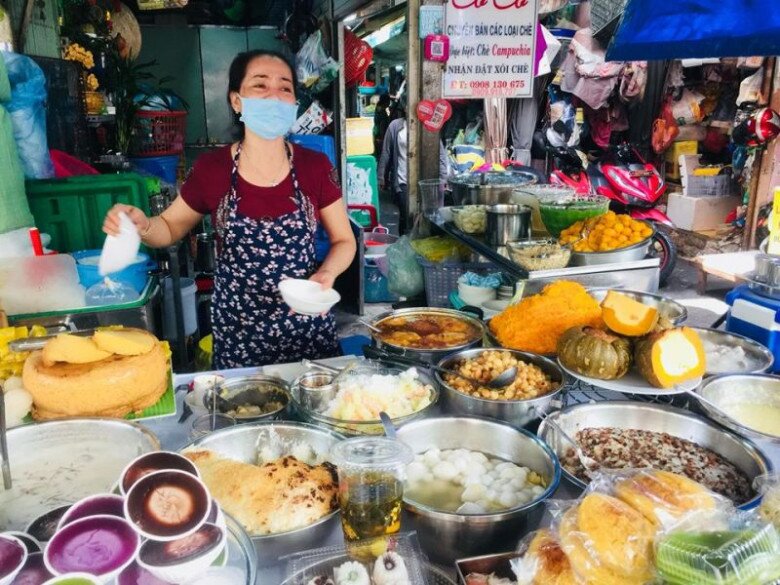 Giữa lòng Sài Gòn có khu chợ đặc biệt: Vừa là &#34;thiên đường ẩm thực&#34; của giới trẻ vừa bán một sản phẩm đặc biệt khác - 4