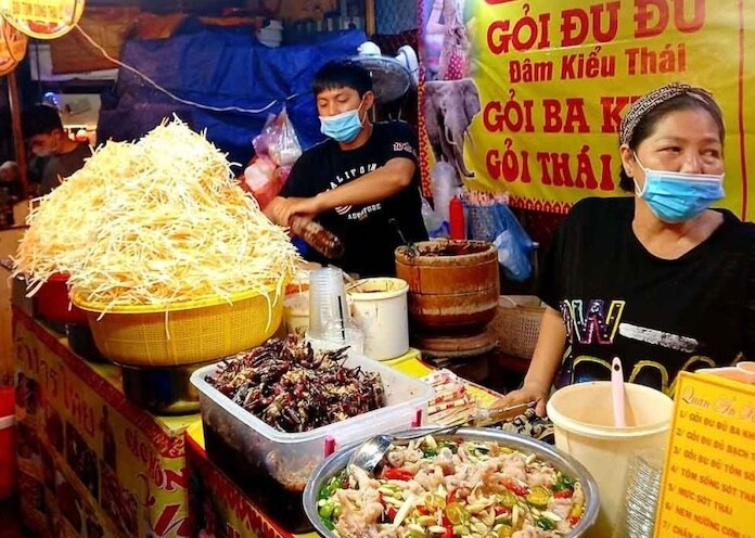 Giữa lòng Sài Gòn có khu chợ đặc biệt: Vừa là &#34;thiên đường ẩm thực&#34; của giới trẻ vừa bán một sản phẩm đặc biệt khác - 5