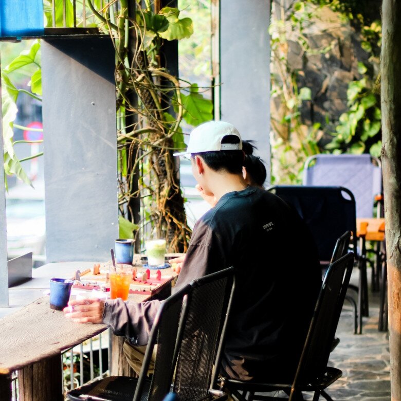 Giới trẻ &#34;săn lùng&#34; những quán cafe giấu mình trong khu tập thể cũ: Góc nào cũng xinh đảm bảo &#34;check-in cháy máy&#34; - 7