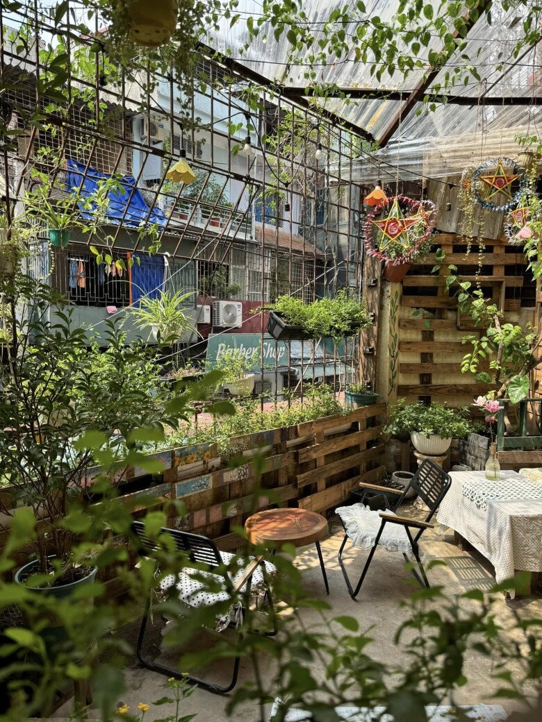 Giới trẻ &#34;săn lùng&#34; những quán cafe giấu mình trong khu tập thể cũ: Góc nào cũng xinh đảm bảo &#34;check-in cháy máy&#34; - 3