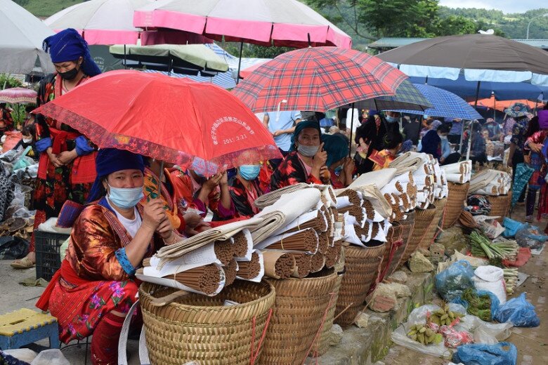 Giữa lòng Điện Biên có phiên chợ được ví như "Tây Bắc thu nhỏ", mua bán đủ thứ, là nơi nam thanh nữ tú hò hẹn - 5