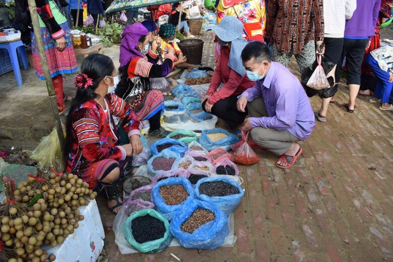 Giữa lòng Điện Biên có phiên chợ được ví như "Tây Bắc thu nhỏ", mua bán đủ thứ, là nơi nam thanh nữ tú hò hẹn - 4