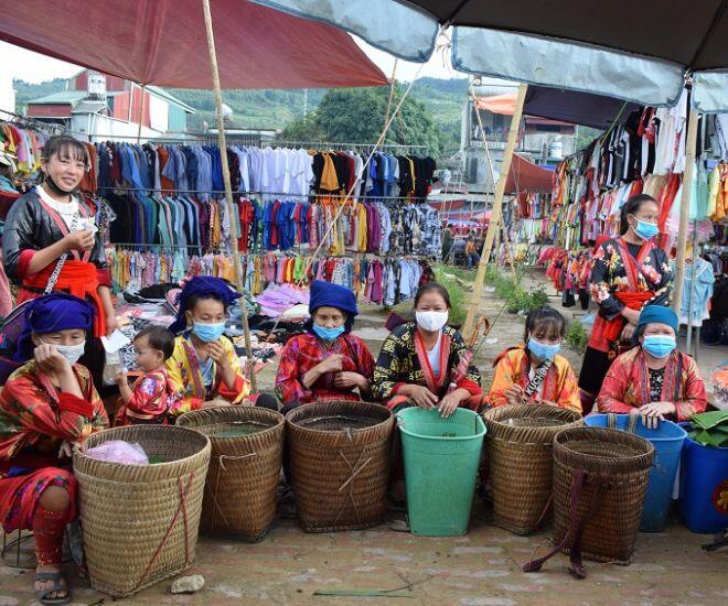 Giữa lòng Điện Biên có phiên chợ được ví như "Tây Bắc thu nhỏ", mua bán đủ thứ, là nơi nam thanh nữ tú hò hẹn - 1