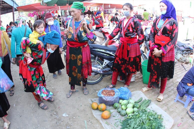 Giữa lòng Điện Biên có phiên chợ được ví như "Tây Bắc thu nhỏ", mua bán đủ thứ, là nơi nam thanh nữ tú hò hẹn - 2