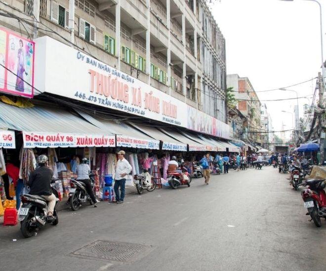 Giữa Sài Gòn có một khu chợ rẻ và lâu đời bậc nhất, chỉ bán duy nhất một loại hàng mà đến nay vẫn tấp nập - 1