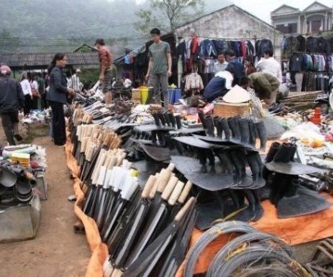Lạ kỳ phiên chợ “người đứng, cá nằm” giữa núi rừng Sơn La, bán đủ sản vật hiếm nơi nào có - 1