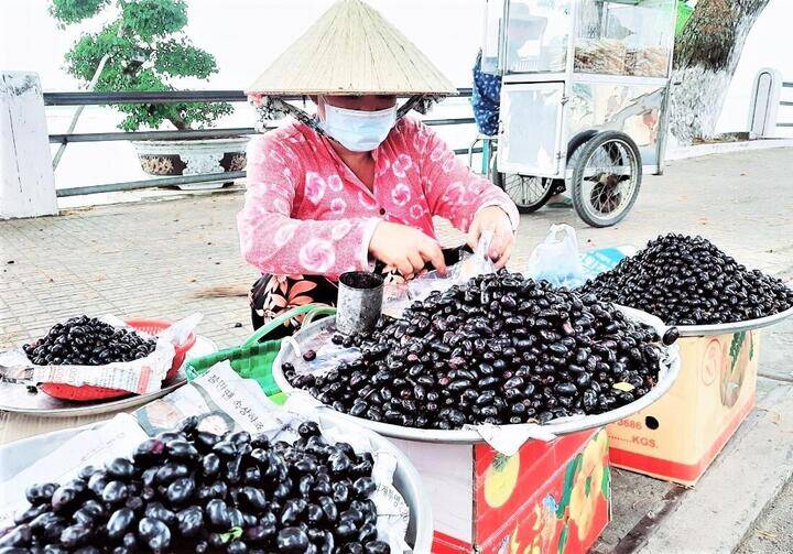 Loại quả trên rừng xưa chỉ trẻ con nhặt ăn chơi, nay xuống phố thành đặc sản giá cao gấp mấy lần vẫn ùn ùn người mua - 4