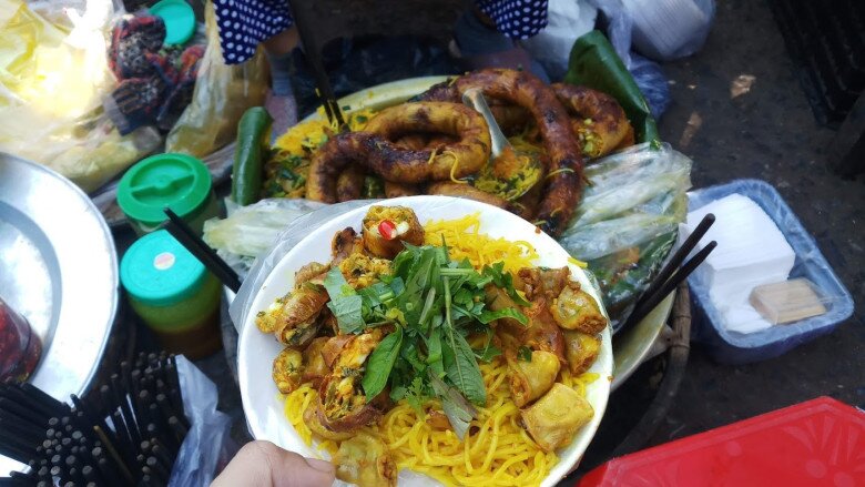 &#34;Phá đảo&#34; ngôi chợ lớn nhất Quảng Trị: Khách đến mua sắm đi mỏi chân, đồ gì cũng bán và mặc cả thoải mái - 4
