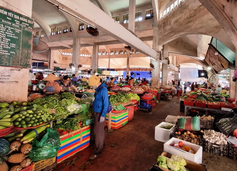 &#34;Phá đảo&#34; ngôi chợ lớn nhất Quảng Trị: Khách đến mua sắm đi mỏi chân, đồ gì cũng bán và mặc cả thoải mái - 2